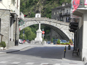 Arrivo al Ponte romano di Pont-Saint-Martin (46967 bytes)